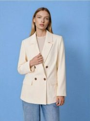 Żakiet dwurzędowy z rozcięciami z tyłu - żółty. Żółte marynarki i żakiety Sinsay, l, bez wzorów. Za 79.99 zł.