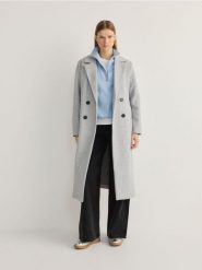 Dwurzędowy płaszcz - jasnoszary. Szare płaszcze Reserved, l, bez wzorów, z tkaniny, bez kaptura. W wyprzedaży za 69.99 zł.