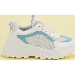 Białe Damskie Buty Sportowe. Białe trampki ButyModne, bez wzorów, bez zapięcia. W wyprzedaży za 119.00 zł.