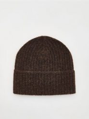 Czapka beanie z domieszką wełny - ciemnobrązowy. Brązowe czapki Reserved, bez wzorów, z wełny. W wyprzedaży za 39.99 zł.