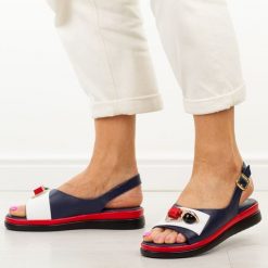 Granatowe skórzane sandały damskie Jezzi 18-50. Brązowe sandały Jezzi, bez wzorów, z jeansu, eleganckie, bez obcasa, bez zapięcia. Za 269.00 zł.