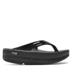 Japonki OOfos. Czarne klapki oofos, bez wzorów, bez obcasa. Za 259.99 zł.