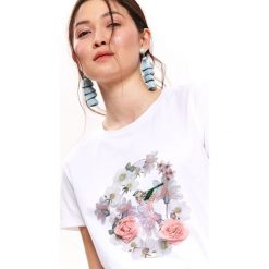 T-SHIRT DAMSKI Z APLIKACJĄ. Białe t-shirty TOP SECRET, z aplikacjami, bez kołnierzyka, bez ramiączek. W wyprzedaży za 34.99 zł.