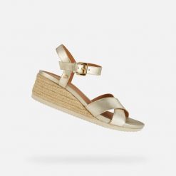 Sandały GEOX D ISCHIA CORDA Złoty. Żółte sandały Geox, bez wzorów, ze skóry, bez obcasa, bez zapięcia. Za 407.99 zł.