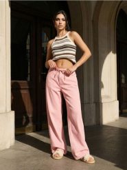 Jeansy wide leg high waist z materiałowym paskiem - różowy. Czerwone jeansy Sinsay, bez wzorów, z podwyższonym stanem. Za 59.99 zł.