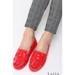 Czerwone Mokasyny Carnation. Czerwone mokasyny Born2be, bez wzorów, z materiału, bez obcasa. Za 49.99 zł.