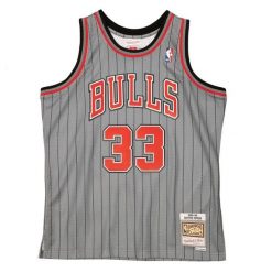 Koszulka Chicago Bulls NBA Reload Swingman Scottie Pippen 1995/96. Szare bluzki Mitchell & Ness, bez wzorów, sportowe, bez kołnierzyka, bez ramiączek. Za 497.00 zł.