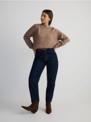 Jeansy paperbag z paskiem - granatowy. Niebieskie jeansy Reserved, bez wzorów. W wyprzedaży za 99.99 zł.