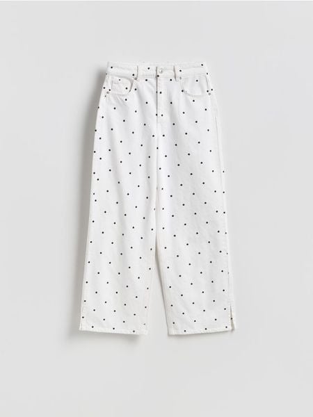 Jeansy wide leg w groszki - biały. Białe jeansy Reserved, bez wzorów. W wyprzedaży za 59.99 zł.