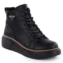 Skórzane botki damskie na koturnie czarne Filippo DBT6452. Czarne botki Filippo, bez wzorów, ze skóry, bez obcasa, na koturnie, bez zapięcia. Za 239.99 zł.