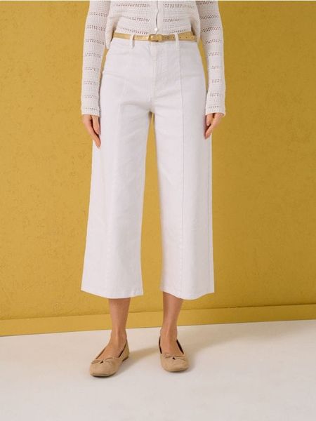 Jeansy culotte z paskiem - biały. Białe jeansy Sinsay, bez wzorów. W wyprzedaży za 55.99 zł.