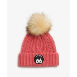 Czapka damska z plecionym wzorem Superdry Luxe. Czerwone czapki Superdry, bez wzorów. W wyprzedaży za 126.95 zł.