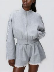 Bluza z koronkowym zdobieniem - jasnoszary. Szare bluzy Reserved, l, z aplikacjami, z bawełny, bez kaptura. Za 99.99 zł.