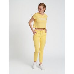Damska koszulka crop top Hummel Legacy. Żółte koszulki sportowe Hummel, bez wzorów, bez ramiączek. Za 88.50 zł.