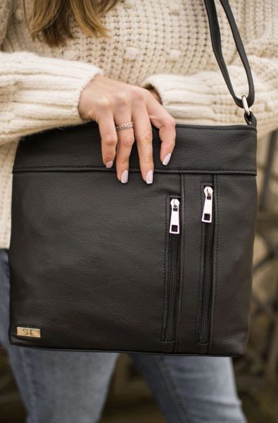 Listonoszka skórzana SHE S09 czarna. Czarne torebki klasyczne SHE, bez wzorów, ze skóry, bez dodatków. Za 189.99 zł.