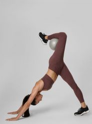 4F Legginsy treningowe bezszwowe damskie - brązowe XS/S. Brązowe legginsy 4f, s, bez wzorów, z podwyższonym stanem. Za 149.99 zł.
