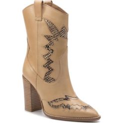 Botki BRONX - 34106-DP BX 1217 Cappuccino 125. Brązowe botki Bronx, bez wzorów, ze skóry, bez obcasa, na obcasie, bez zapięcia. W wyprzedaży za 369.00 zł.