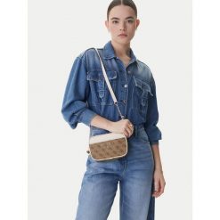 Torebka Guess. Brązowe torebki klasyczne Guess, z aplikacjami, bez dodatków. Za 674.99 zł.