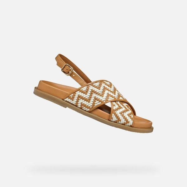 Sandały GEOX D ADELASH Brązowy. Brązowe sandały Geox, bez wzorów, ze skóry, bez obcasa, bez zapięcia. Za 433.99 zł.
