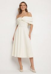 Beżowa Rozkloszowana Sukienka z Odsłoniętymi Ramionami i Drapowaniem Odilene. Brązowe sukienki Born2be, na imprezę, na lato, l, bez wzorów, eleganckie, bez kołnierzyka, bez ramiączek, midi, rozkloszowane. Za 129.99 zł.