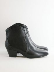 Bellucci Botki w kolorze czarnym rozmiar: 36. Czarne botki Bellucci, bez wzorów, bez obcasa, bez zapięcia. Za 152.99 zł.