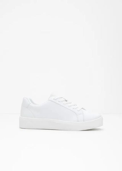 Sneakersy. Białe obuwie sportowe bonprix, bez zapięcia. Za 124.99 zł.