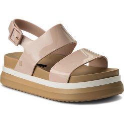 Sandały MELISSA - Cosmic Sandal II Ad 32360 Beige/White/Pink 53279. Czerwone sandały Melissa, bez wzorów, z materiału, bez obcasa, bez zapięcia. W wyprzedaży za 249.00 zł.