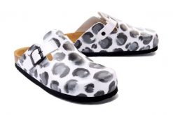 DR. BRINKMANN 600048-03 weiss, klapki profilaktyczne damskie. Białe klapki Dr. Brinkmann, bez wzorów, bez obcasa. Za 254.90 zł.