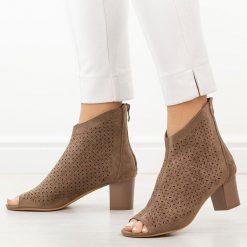 Brązowe sandały damskie na obcasie z zakrytą piętą M.Daszyński 1954-23. Brązowe sandały M.Daszyński, w ażurowe wzory, z materiału, eleganckie, bez obcasa, na obcasie, bez zapięcia. Za 179.00 zł.