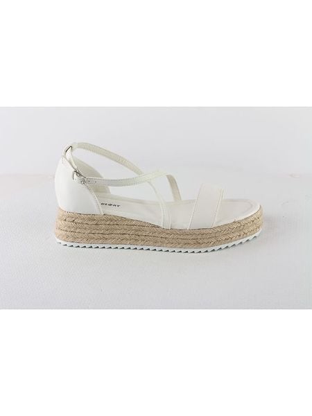 Foreverfolie Sandały w kolorze białym rozmiar: 38. Białe sandały Foreverfolie, bez wzorów, klasyczne, z otwartym noskiem, bez obcasa, na platformie, bez zapięcia. Za 73.93 zł.