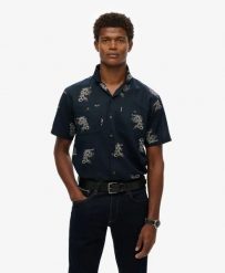 Superdry Krótki rękaw plażowa koszula z lnu – Draconic Navy. Niebieskie koszule Superdry, l, z aplikacjami, z bawełny, eleganckie, bez kołnierzyka, bez ramiączek. Za 279.65 zł.