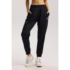 Damskie spodnie dresowe Rough Radical Dynamic Pro Joggers Women. Czarne spodnie dresowe ROUGH RADICAL, l, bez wzorów, z dresówki. W wyprzedaży za 135.92 zł.