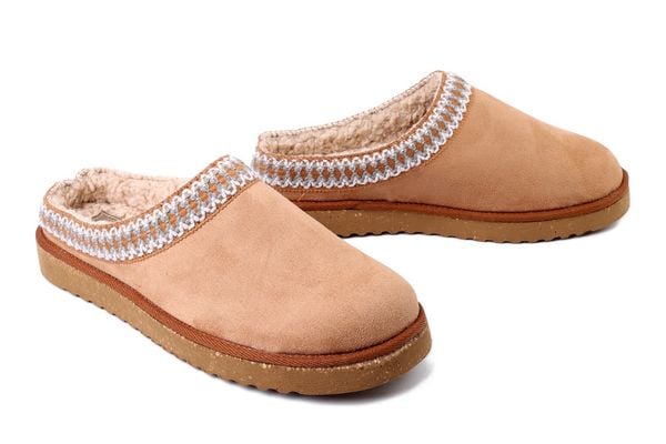 INBLU EY-30 021 camel, kapcie damskie. Brązowe obuwie domowe Inblu, bez wzorów, bez zapięcia. Za 98.70 zł.