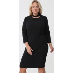 Czarna Sukienka Grytha. Czarne sukienki Born2be, bez wzorów, eleganckie, bez kołnierzyka, bez ramiączek, midi. Za 69.99 zł.