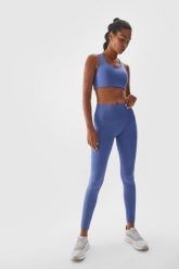 4F Legginsy treningowe z wysokim stanem damskie - granatowe M. Niebieskie legginsy 4f, m, bez wzorów, z dzianiny, z podwyższonym stanem, na fitness i siłownię. W wyprzedaży za 69.99 zł.