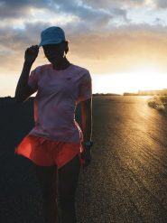 4F Spodenki do biegania szybkoschnące damskie - różowe S. Czerwone szorty 4f, bez wzorów, z materiału, z podwyższonym stanem. Za 149.99 zł.