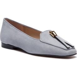Lordsy STUART WEITZMAN - Slipknot YL96091 Dovetail Suede. Szare lordsy Stuart Weitzman, bez wzorów, ze skóry, eleganckie, bez obcasa, na obcasie, bez zapięcia. W wyprzedaży za 939.00 zł.