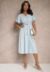 Jasnoniebieska Sukienka Wiązana w Talii z Plisowaniem na Dole Dorseki. Niebieskie sukienki Renee, l, bez wzorów, eleganckie, bez kołnierzyka, bez ramiączek, midi, kopertowe. Za 44.99 zł.