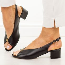 Czarne lico skórzane Polskie sandały damskie Prestige 2308/obl. Brązowe sandały Prestige, bez wzorów, ze skóry, eleganckie, bez obcasa, na obcasie, bez zapięcia. Za 419.00 zł.