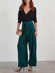 Milan Kiss Spodnie w kolorze zielonym rozmiar: S. Zielone spodnie materiałowe Milan Kiss, na co dzień, s, bez wzorów, z materiału. Za 152.99 zł.