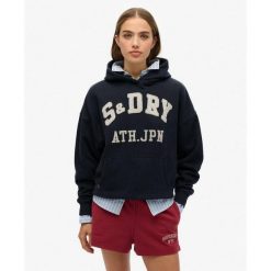 Bluza z kapturem Ath Ess Appliq Relaxed. Niebieskie bluzy Superdry, bez wzorów, z bawełny, z kapturem. W wyprzedaży za 266.10 zł.