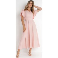 Różowa Rozkloszowana Sukienka Zdobiona Falbanami Emilienne. Czerwone sukienki Born2be, na co dzień, m, z aplikacjami, z jeansu, eleganckie, bez kołnierzyka, bez ramiączek, maxi, proste. Za 99.99 zł.