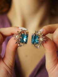 Pierres de Jade Pozłacane kolczyki-wkrętki z perłami i cyrkoniami rozmiar: onesize. Niebieskie kolczyki Pierres de Jade, z cyrkonią, pozłacane. Za 43.99 zł.