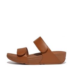 Kobiece klapki na koturnie FitFlop Lulu Adjustable. Brązowe klapki FIT FLOP, bez wzorów, z materiału, bez obcasa, na koturnie. Za 530.50 zł.
