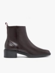 Bordowe skórzane botki. Czerwone botki Ryłko, bez wzorów, ze skóry, z okrągłym noskiem, za kostkę, bez obcasa, na obcasie, bez zapięcia. Za 499.99 zł.