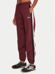 Guess Spodnie dresowe V5BB02 KCX22 Bordowy Regular Fit. Czerwone spodnie dresowe Guess, s, z aplikacjami, z dresówki. Za 399.99 zł.