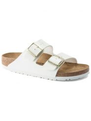 Birkenstock Klapki "Arizona" w kolorze białym rozmiar: 38. Białe klapki Birkenstock, bez wzorów, z otwartym noskiem, bez obcasa. Za 385.45 zł.