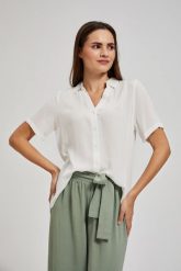 Koszula z kołnierzykiem biała. Białe koszule MOODO, m, bez wzorów, bez kołnierzyka, bez ramiączek. W wyprzedaży za 69.99 zł.