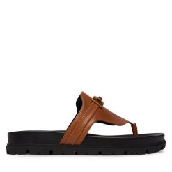 Japonki Guess. Brązowe klapki Guess, z aplikacjami, bez obcasa. Za 549.99 zł.