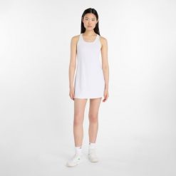 Sukienka damska New Balance WD51401WT – biała. Białe sukienki New Balance, l, bez wzorów, z materiału, bez kołnierzyka, bez ramiączek, dopasowane. Za 329.99 zł.